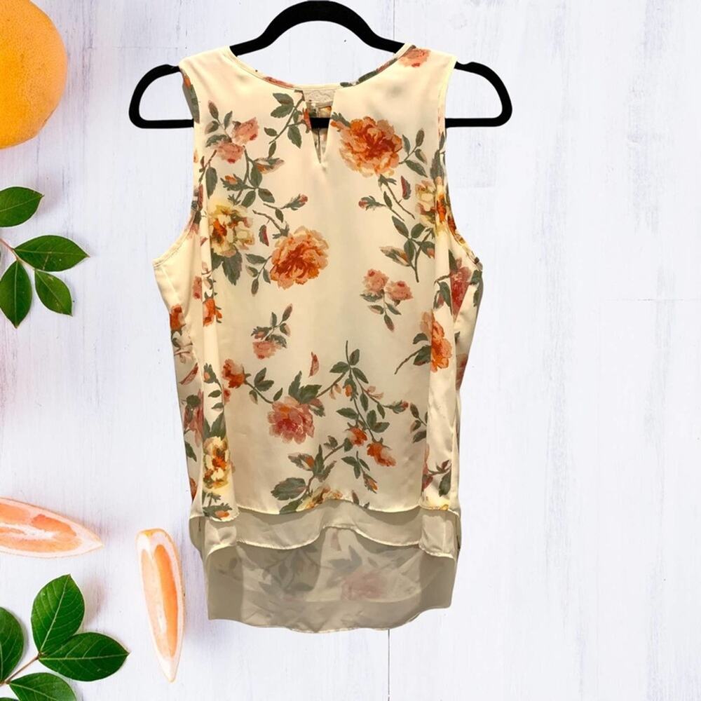 Violet + Claire flowered floral top. Keyhole front and top button back. Medium - Picture 2 of 12